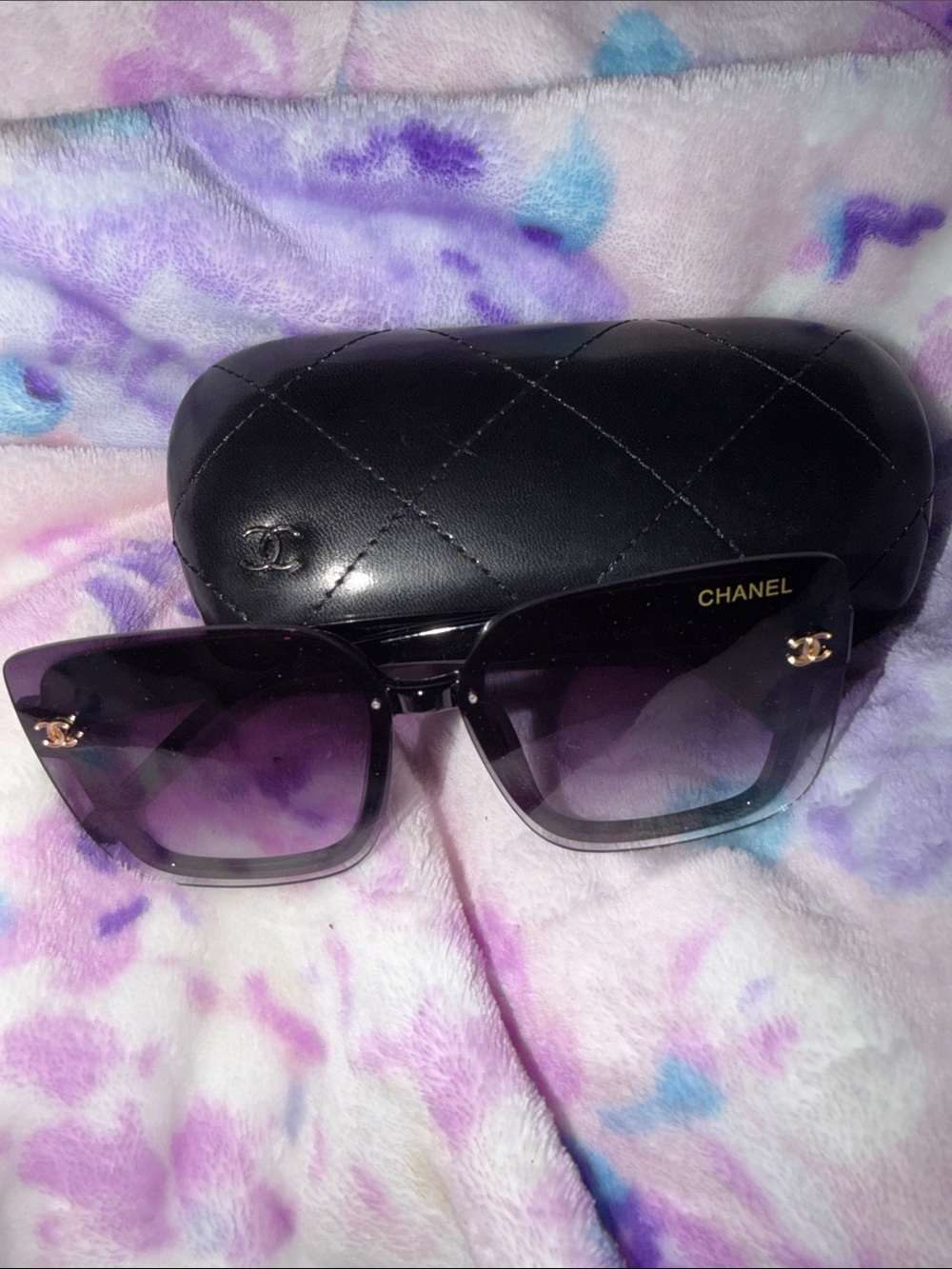 Logo sunglasses with hardback case